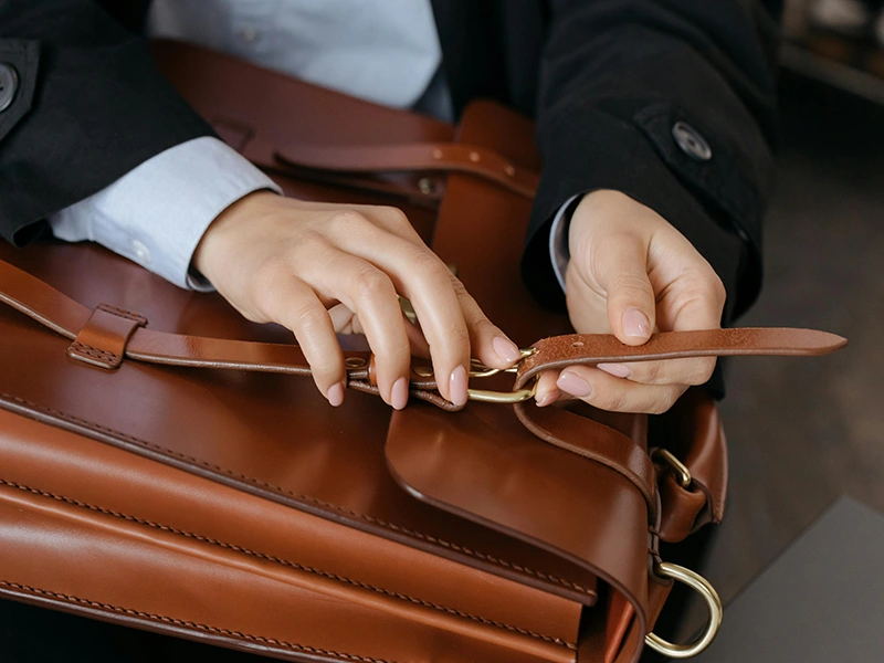استفاده از کیف چرم در محیط‌های کاری