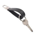 جاکلیدی چرمی مدل آرسا رنگ مشکی چرم باریک همراه با کلید با پس زمینه سفید