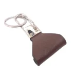 جاکلیدی چرمی مدل آرسا رنگ قهوه ای با چرم پهن با پس زمینه سفید