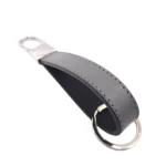 جاکلیدی چرمی مدل آرسا رنگ طوسی با چرم باریک با پس زمینه سفید