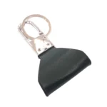 جاکلیدی چرمی مدل آرسا رنگ سبز با چرم پهن با پس زمینه سفید