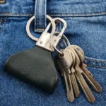 جاکلیدی چرمی مدل آرسا رنگ سبز چرم پهن همراه با کلید با پس زمینه سفید