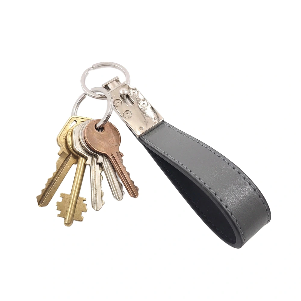 جاکلیدی چرمی مدل 2 حلقه رنگ طوسی همراه با کلید با پس زمبنه سفید