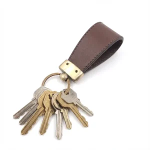 جاکلیدی چرمی مدل کارن رنگ قهوه ایی همراه با کلید با پس زمینه سفید