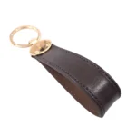 جاکلیدی چرمی مدل بیضی رنگ قهوه ای با پس زمینه سفید