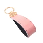 جاکلیدی چرمی مدل بیضی رنگ صورتی با پس زمینه سفید