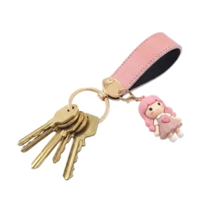 جاکلیدی چرمی مدل بیضی رنگ صورتی همراه با کلید با پس زمبنه سفید