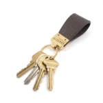 جاکلیدی چرمی مدل کیارا رنگ قهوه ای فلوتر به همراه کلید با پس زمبنه سفید