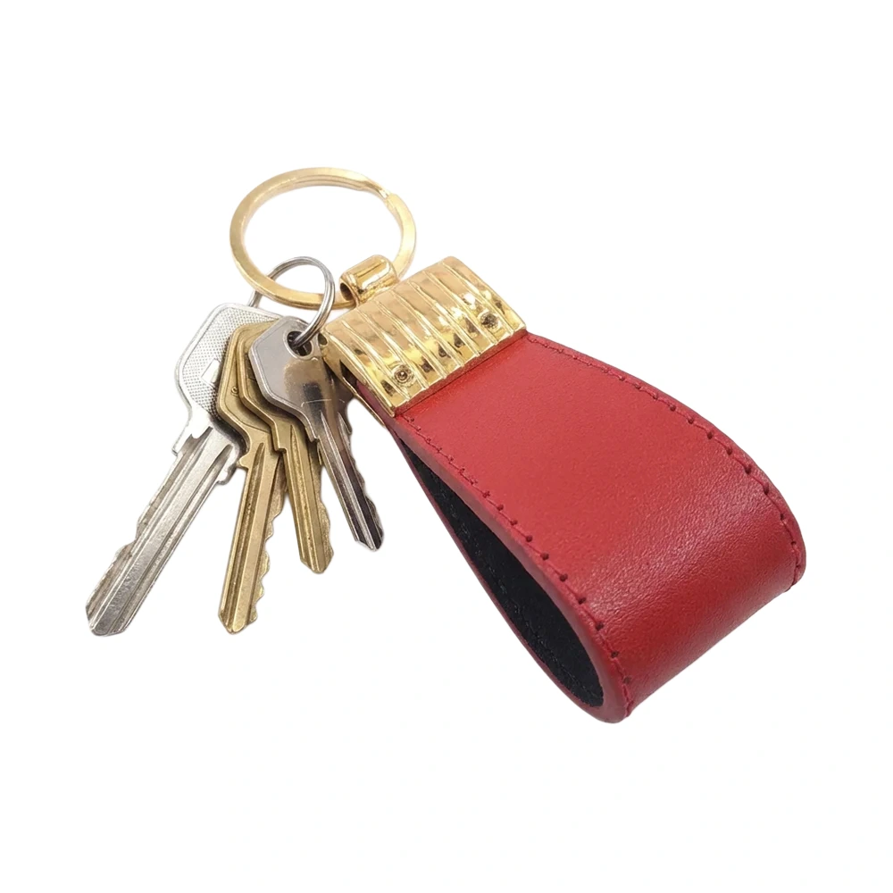 جاکلیدی چرمی مدل کیارا رنگ قرمز همراه با کلید با پس زمبنه سفید