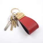 جاکلیدی چرمی مدل کیارا رنگ قرمز همراه با کلید با پس زمبنه سفید