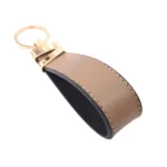 جاکلیدی چرمی مدل لبخند رنگ کرم با پس زمبنه سفید