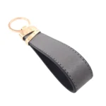 جاکلیدی چرمی مدل لبخند رنگ طوسی با پس زمبنه سفید