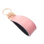 جاکلیدی چرمی مدل لبخند رنگ صورتی با پس زمبنه سفید