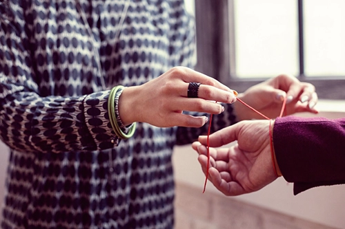 اندازه مچ دست خانم‌ها با نخ برای تعیین سایز دستبند زنانه