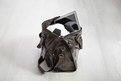 کیف چرمی پر از وسایل سنگین