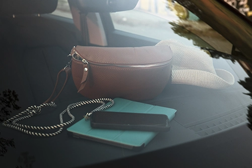 کیف چرمی در معرض نور مستقیم خورشید