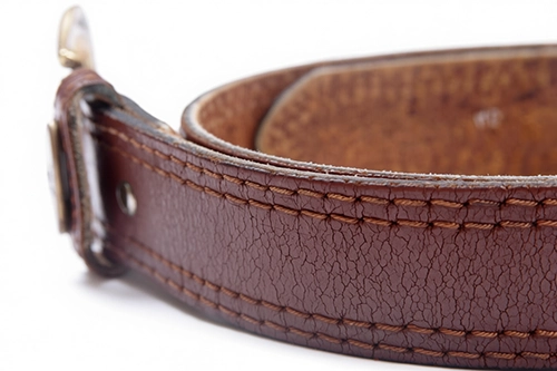 دوخت تمیز و باکیفیت کمربند چرم طبیعی اصل با نخ ضخیم و منظم