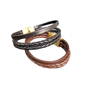 دستبند های چرم طبیعی روی هم قرار گرفته بر روی بکگراند رنگ سفید