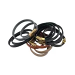 چند دستبند لبِتا دو دور، روی هم با پس‌زمینه سفید