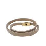 دستبند 2 دور لبتا با رنگ کرم روی پس زمینه سف