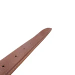 نمای نزدیک از کمربند چرم مردانه رنگ عسلی طرح فلوتر با سگک نقره ای روی پس زمینه سفید