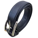 کمربند چرمی رنگ مشکی طرح فلوتر با سگک نقره ای که به صورت حلقوی ایستاده روی پس زمینه سفید هستش