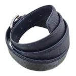 کمربند چرمی رنگ مشکی طرح فلوتر با سگک نقره ای که به صورت گرد شده کمی با زاویه بیرون زدگی روی پس زمینه سفید هستش