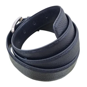 کمربند چرمی رنگ مشکی طرح فلوتر با سگک نقره ای که به صورت گرد شده کمی با زاویه بیرون زدگی روی پس زمینه سفید هستش