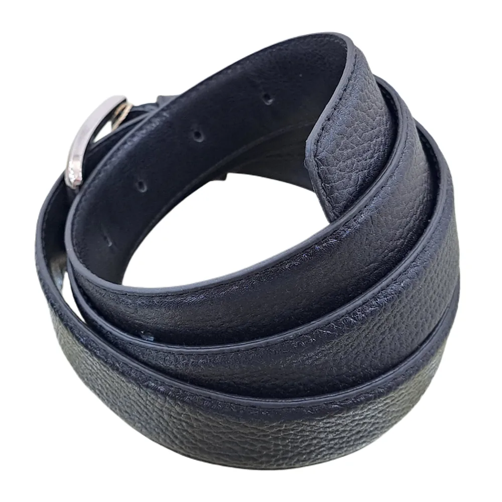 کمربند چرمی رنگ مشکی طرح فلوتر با سگک نقره ای که به صورت گرد شده کمی با زاویه بیرون زدگی روی پس زمینه سفید هستش