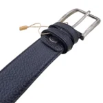 نمای نزدیک از کمربند چرم مردانه رنگ مشکی طرح فلوتر با سگک نقره ای روی پس زمینه سفید