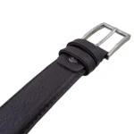 نمای نزدیک از کمربند چرم مردانه رنگ قهوه ای طرح فلوتر با سگک نقره ای روی پس زمینه سفید