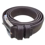 کمربند چرمی رنگ قهوه ای طرح فلوتر با سگک نقره ای که به صورت حلقوی روی پس زمینه سفید هستش