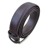 کمربند چرمی رنگ قهوه ای طرح فلوتر با سگک نقره ای که به صورت حلقوی ایستاده روی پس زمینه سفید هستش