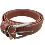 کمربند چرمی رنگ عسلی طرح لیزارد با سگک نقره ای که به صورت حلقوی روی پس زمینه سفید هستش