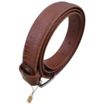 کمربند چرمی رنگ مشکی طرح لیزارد با سگک نقره ای که به صورت حلقوی ایستاده روی پس زمینه سفید هستش