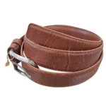 کمربند چرمی رنگ مشکی طرح لیزارد با سگک نقره ای که به صورت گرد شده کمی با زاویه بیرون زدگی روی پس زمینه سفید هستش