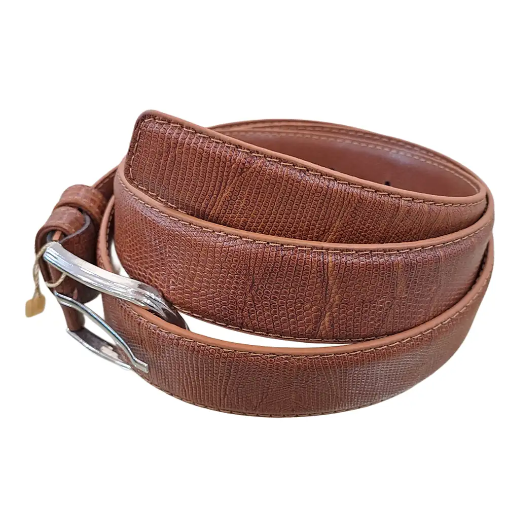 کمربند چرمی رنگ مشکی طرح لیزارد با سگک نقره ای که به صورت گرد شده کمی با زاویه بیرون زدگی روی پس زمینه سفید هستش