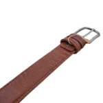 نمای نزدیک از کمربند چرم مردانه رنگ مشکی طرح لیزارد با سگک نقره ای روی پس زمینه سفید