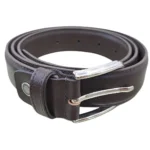 کمربند چرمی رنگ قهوه ای طرح صاف با سگک نقره ای که به صورت حلقوی روی پس زمینه سفید هستش