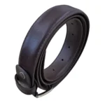 کمربند چرمی رنگ قهوه ای طرح صاف با سگک نقره ای که به صورت حلقوی ایستاده روی پس زمینه سفید هستش