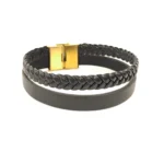 دستبند چرم بغل گس بافت تخت مشکی از زاویه رو به رو روی بکگراند سفید رنگ