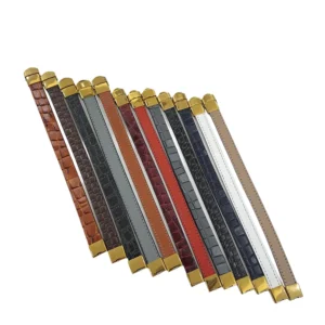 دستبند چرمی ساده در رنگبندی متنوع با پس زمینه سفید