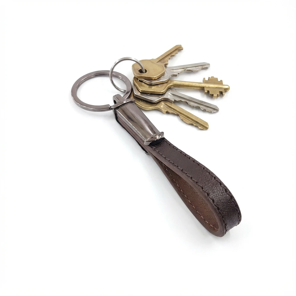 جاکلیدی چرمی مدل کارا رنگ قهوه ای همراه با کلید با پس زمبنه سفید