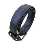 کمربند چرمی رنگ مشکی طرح کروکدیلی با سگک نقره ای که به صورت حلقوی ایستاده روی پس زمینه سفید هستش