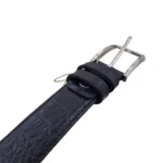 نمای نزدیک از کمربند چرم مردانه رنگ مشکی طرح کروکدیلی با سگک نقره ای روی پس زمینه سفید