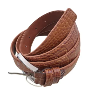 کمربند چرمی رنگ عسلی طرح کروکدیلی با سگک نقره ای که به صورت گرد شده کمی با زاویه بیرون زدگی روی پس زمینه سفید هستش