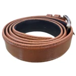 کمربند چرمی رنگ عسلی طرح فلوتر با سگک نقره ای که به صورت حلقوی روی پس زمینه سفید