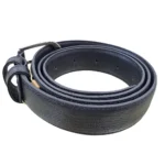 کمربند چرمی رنگ مشکی طرح لیزارد با سگک نقره ای که به صورت حلقوی روی پس زمینه سفید