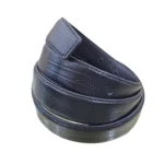 کمربند چرمی رنگ مشکی طرح لیزارد با سگک نقره ای که به صورت گرد شده کمی با زاویه بیرون زدگی روی پس زمینه سفید هستش