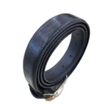 کمربند چرمی رنگ مشکی طرح لیزارد با سگک نقره ای که به صورت حلقوی ایستاده روی پس زمینه سفید هستش